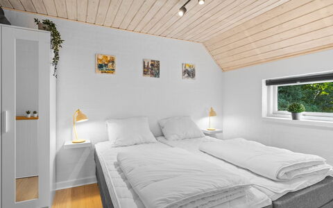 Erle - 830M from the Sea: Cama, Habitación, Diseño De Interiores, Pared, Piso, Madera, Suelo, Techo, Lecho, Sábana