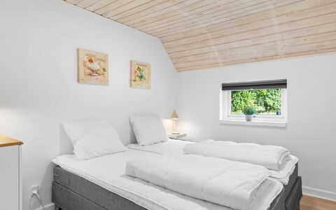 Erle - 830M from the Sea: Madera, Piso, Suelo, Habitación, Cama, Techo, Casa, Diseño De Interiores, Lecho, Marco De La Cama
