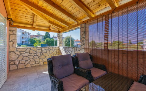 Badi: Madera, Sombra, Porche, Mueble Para Exteriores, Techo, Cubierta, Manchas De Madera, Silla, Balcón, Eco Hotel