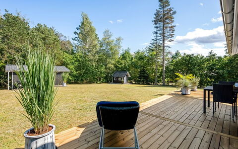 Lillebror - 7Km from the Sea: Cabaña, Patio Interior, Yarda, Edificios Del Jardín, Cobertizo, Vía Muerta, Mueble Para Exteriores, Cuarto De Troncos, Estructura Al Aire Libre, Choza