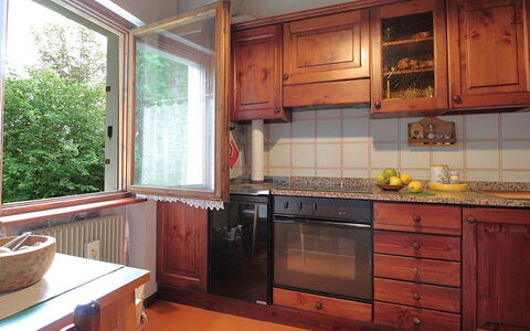 Chalet Giove: Cocina, Madera, Gabinetes, Mostrador, Piso, Diseño De Interiores, Alacena, Aparato De Cocina, Manchas De Madera, Suelo