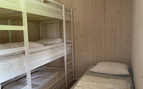 Siljan - 400M from the Sea: Cama, Habitación, Madera, Piso, Suelo, Sábana, Lecho, Litera, Diseño De Interiores, Marco De La Cama