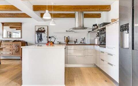 Albine - 150M from the Sea: Cocina, Mueble, Mostrador, Gabinetes, Piso, Aparato De Cocina, Diseño De Interiores, Madera, Suelo, Techo