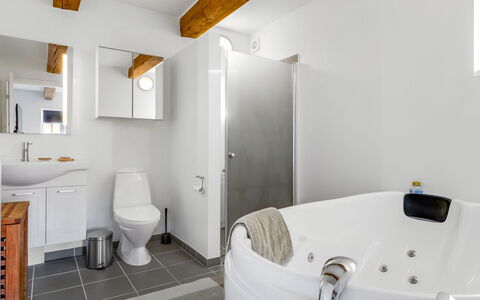 Albine - 150M from the Sea: Arreglo De Tubería, Baño, Diseño De Interiores, Piso, Suelo, Techo, Lavabo, Grifo, Plomería, Encendiendo