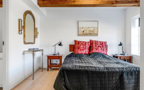 Albine - 150M from the Sea: Mueble, Cama, Diseño De Interiores, Habitación, Piso, Suelo, Pared, Lecho, Madera, Sábana