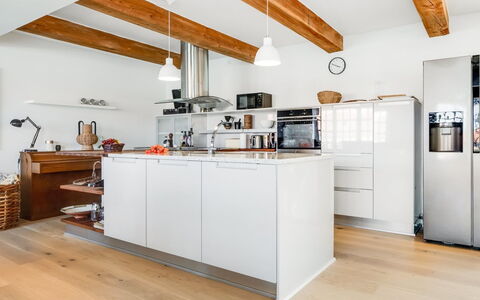Albine - 150M from the Sea: Cocina, Mueble, Mostrador, Aparato De Cocina, Piso, Gabinetes, Diseño De Interiores, Electrodoméstico, Madera, Suelo