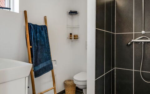Albine - 150M from the Sea: Pared, Piso, Suelo, Arreglo De Tubería, Diseño De Interiores, Baño, Baño, Asiento Del Baño, Plomería, Loseta