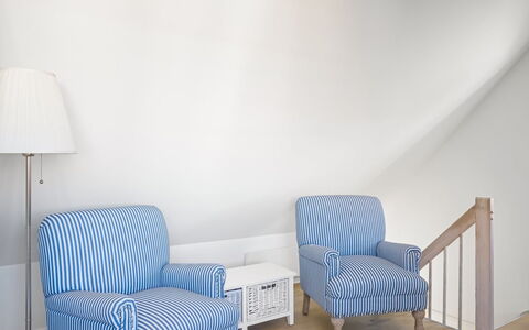 Albine - 150M from the Sea: Mueble, Diseño De Interiores, Piso, Madera, Suelo, Silla, Habitación, Casa, Sala, Sofá