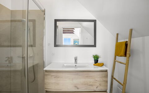 Albine - 150M from the Sea: Piso, Suelo, Madera, Diseño De Interiores, Arreglo De Tubería, Mueble De Baño, Plomería, Grifo, Habitación, Baño