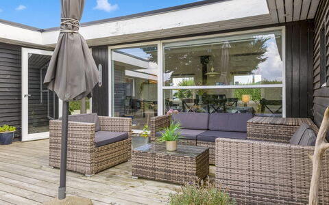Adia - 500M from the Sea: Mueble, Mueble Para Exteriores, Vajilla, Mesa, Drinkware, Silla, Mesa Al Aire Libre, Comida, Botella