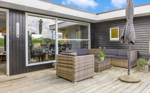 Adia - 500M from the Sea: Mueble, Mueble Para Exteriores, Vajilla, Mesa, Drinkware, Silla, Mesa Al Aire Libre, Comida, Botella