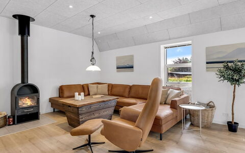 Wolter - 1.7Km from the Sea: Mueble, Piso, Diseño De Interiores, Sofá, Madera, Sala, Techo, Suelo, Habitación, Casa