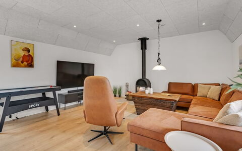Wolter - 1.7Km from the Sea: Mueble, Diseño De Interiores, Piso, Suelo, Pared, Sofá, Madera, Techo, Lámpara, Sala