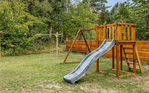 Wolter - 1.7Km from the Sea: Tobogán, Madera, Equipo De Juego Exterior, Tolva, Patio De Recreo, Jardín, Madera Dura, Parque, Patio Interior