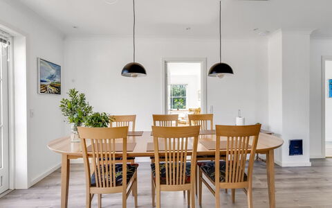 Wolter - 1.7Km from the Sea: Mueble, Piso, Diseño De Interiores, Suelo, Madera, Comedor, Mesa, Cocina Y Comedor Mesa, Silla, Suelos De Madera