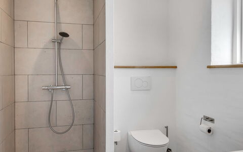 Wolter - 1.7Km from the Sea: Piso, Pared, Baño, Arreglo De Tubería, Baño, Suelo, Asiento Del Baño, Diseño De Interiores, Plomería, Loseta