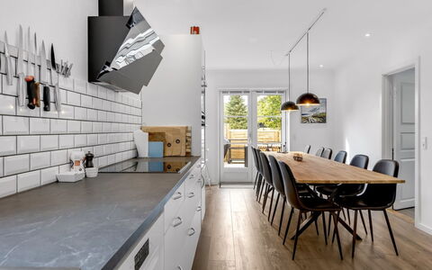 Wolter - 1.7Km from the Sea: Mueble, Piso, Diseño De Interiores, Madera, Mostrador, Cocina, Suelo, Techo, Lámpara, Encendiendo