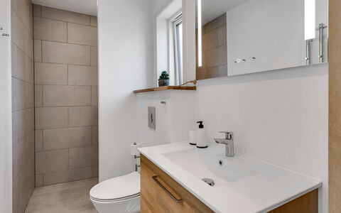 Wolter - 1.7Km from the Sea: Baño, Lavabo Del Baño, Arreglo De Tubería, Piso, Diseño De Interiores, Pared, Lavabo, Suelo, Mueble De Baño, Gabinetes