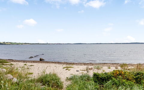 Teodosija - 20M from the Sea: Techo, Casa, Casa, Cabaña, Puerta, Vía Muerta, Cubierta, Porche, Tablón, Madera Dura