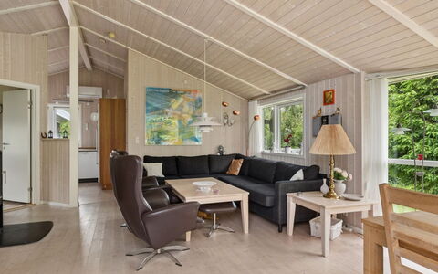 Rikhard - 175M to the Fjord: Madera, Casa, Piso, Techo, Suelo, Diseño De Interiores, Suelos De Madera, Sala, Puerta, Madera Dura