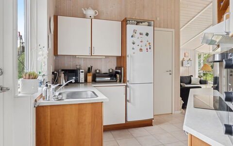 Rikhard - 175M to the Fjord: Cocina, Aparato De Cocina, Mostrador, Electrodoméstico, Diseño De Interiores, Mueble, Piso, Gabinetes, Madera, Suelo