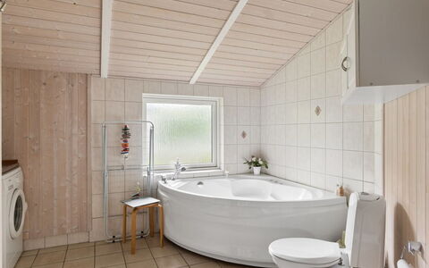 Rikhard - 175M to the Fjord: Piso, Diseño De Interiores, Arreglo De Tubería, Suelo, Madera, Techo, Habitación, Bañera, Baño, Grifo
