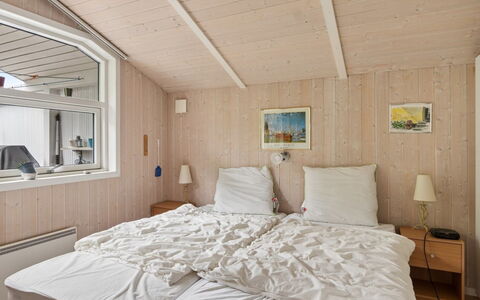 Rikhard - 175M to the Fjord: Madera, Habitación, Diseño De Interiores, Suelo, Casa, Cama, Techo, Mueble, Sábana, Puerta