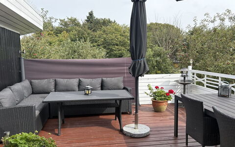 Rikhard - 175M to the Fjord: Mueble, Sofá, Diseño De Interiores, Piso, Sala, Suelo, Arrojar La Almohada, Habitación, Almohada