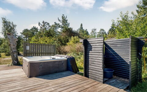 Milda - 100M from the Sea: Casa, Techo, Casa, Cabaña, Arbusto, Cobertura Del Suelo, Inmuebles, Casa De Campo, Vía Muerta, Edificios Del Jardín