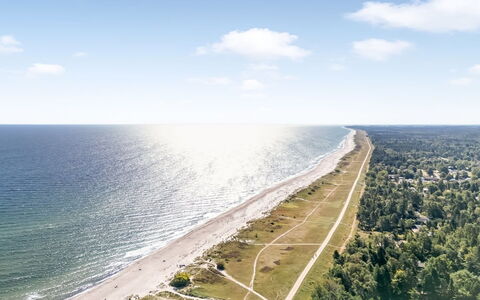 Milda - 100M from the Sea: Casa, Techo, Casa, Cabaña, Arbusto, Cobertura Del Suelo, Inmuebles, Casa De Campo, Vía Muerta, Edificios Del Jardín
