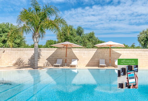 Masseria Lamagrotte: Piscina, Material Compuesto, Recurso, Ocio, Mueble Para Exteriores, Sombra, Centro De Ocio, Paraguas, Eco Hotel, Hotel