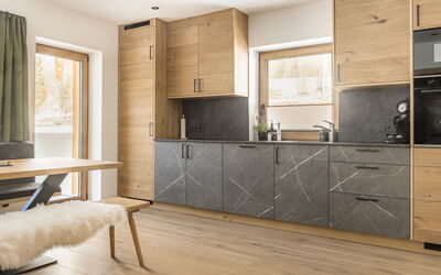 Leogang 649: Madera, Piso, Mueble, Gabinetes, Suelo, Mostrador, Cocina, Suelos De Madera, Cajón, Madera Dura