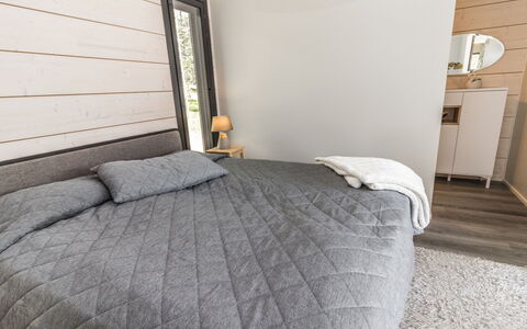 Villa Usva: Habitación, Mueble, Cama, Lecho, Madera, Sábana, Linos, Diseño De Interiores, Suelo, Textil