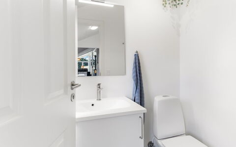 Eisa - 75M from the Sea: Pared, Diseño De Interiores, Arreglo De Tubería, Piso, Suelo, Baño, Mueble De Baño, Lavabo, Grifo, Techo