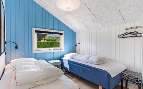 Eisa - 75M from the Sea: Habitación, Madera, Cama, Diseño De Interiores, Techo, Sábana, Lecho, Suelo, Marco De La Cama, Casa