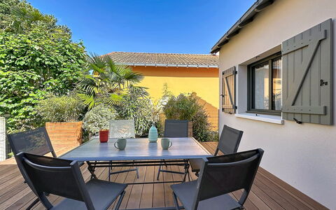 Les Musardises: Mueble, Mueble Para Exteriores, Silla, Mesa, Mesa Al Aire Libre, Cocina Y Comedor Mesa, Sombra, Patio, Cubierta, Jardín