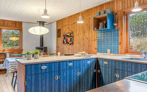 Anneka - 750M from the Sea: Madera, Cocina, Techo, Lámpara, Manchas De Madera, Mostrador, Madera Dura, Tablón, Gabinetes, Material Natural