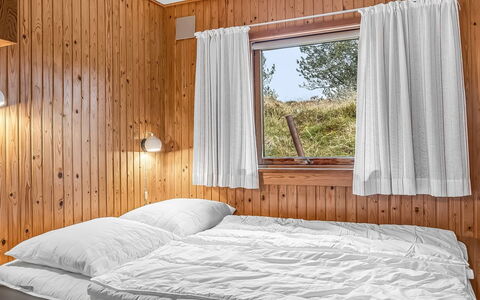 Anneka - 750M from the Sea: Cama, Habitación, Madera, Sábana, Lecho, Diseño De Interiores, Techo, Suelo, Piso, Linos