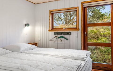 Anneka - 750M from the Sea: Diseño De Interiores, Madera, Techo, Piso, Suelo, Habitación, Habitación, Cama, Marco De La Cama, Madera Dura