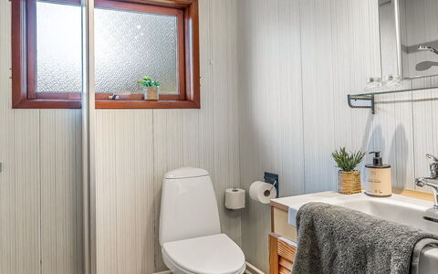 Anneka - 750M from the Sea: Arreglo De Tubería, Madera, Baño, Diseño De Interiores, Piso, Asiento Del Baño, Baño, Suelo, Lavabo, Plomería