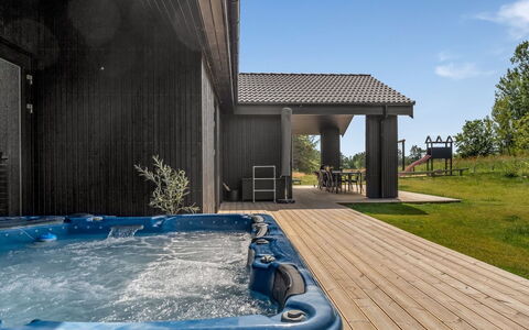 Berta - 2Km from the Sea: Piscina, Material Compuesto, Inmuebles, Cabaña, Cubierta, Recurso, Madera Dura, Yarda, Edificios Del Jardín, Diseño