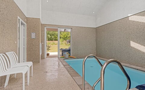 Berta - 2Km from the Sea: Piso, Suelo, Piscina, Techo, Loseta, Recurso, Hotel, La Luz Del Día