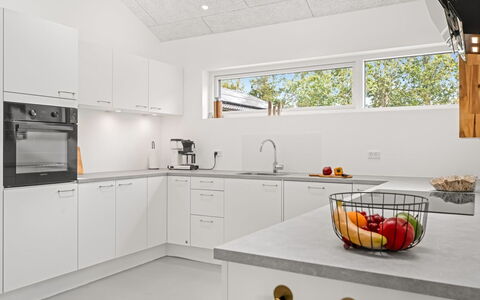 Berta - 2Km from the Sea: Cocina, Diseño De Interiores, Aparato De Cocina, Piso, Mostrador, Electrodoméstico, Techo, Madera, Lámpara, Gabinetes