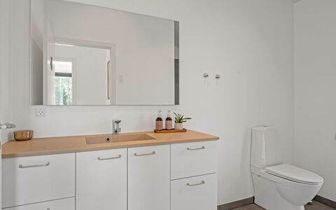 Berta - 2Km from the Sea: Lavabo Del Baño, Piso, Arreglo De Tubería, Suelo, Baño, Diseño De Interiores, Lavabo, Mueble De Baño, Gabinetes, Espejo
