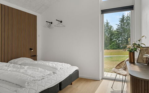 Berta - 2Km from the Sea: Madera, Diseño De Interiores, Techo, Piso, Habitación, Suelo, Mueble, Cama, Habitación, Marco De La Cama