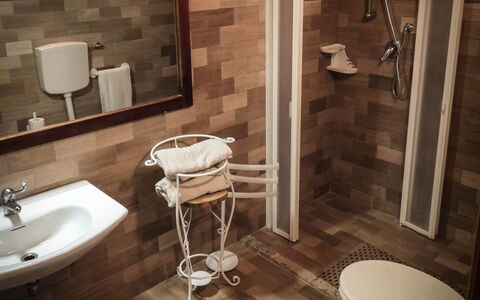 Agriturismo Arcera Apartments: Piso, Suelo, Diseño De Interiores, Madera, Mueble, Habitación, Arreglo De Tubería, Encendiendo, Baño, Suelos De Madera