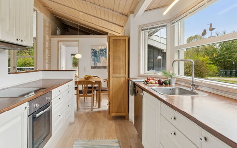 Angelika - 1.3Km from the Sea: Piso, Mostrador, Cocina, Diseño De Interiores, Madera, Suelo, Techo, Mueble, Gabinetes, Casa