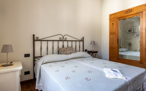 Casa Olivia With Garden And Wifi: Cama, Mueble, Habitación, Diseño De Interiores, Pared, Sábana, Lecho, Suelo, Madera, Piso