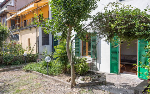 Casa Olivia With Garden And Wifi: Verde, Pared, Arbusto, Casa, Puerta, Sombra, Planta De Casa, Maceta, Balcón