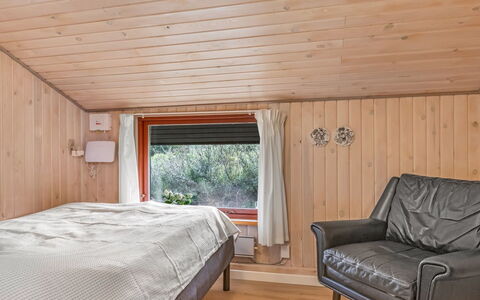 Tole - 2Km from the Sea: Diseño De Interiores, Mueble, Madera, Piso, Techo, Suelo, Habitación, Habitación, Encendiendo, Cama